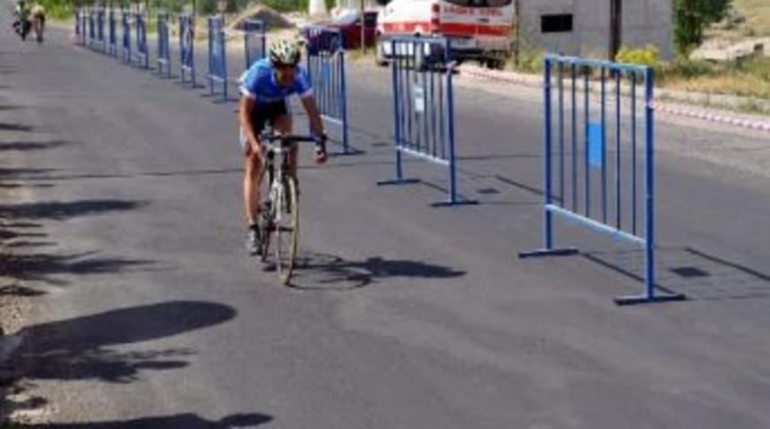 Bisiklet Yol Yarışları T&uuml;rkiye Şampiyonası S&uuml;r&uuml;yor