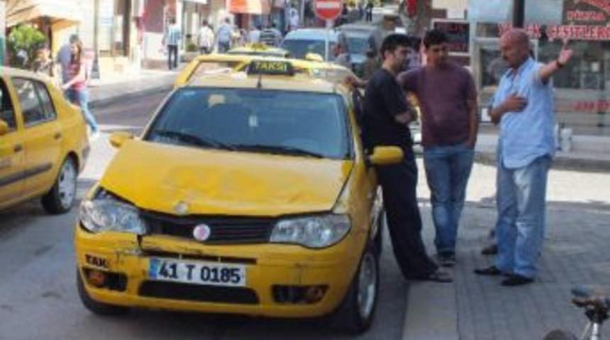 D&ouml;rt Araca &Ccedil;arpan Kamyon Taksi Durağına Daldı