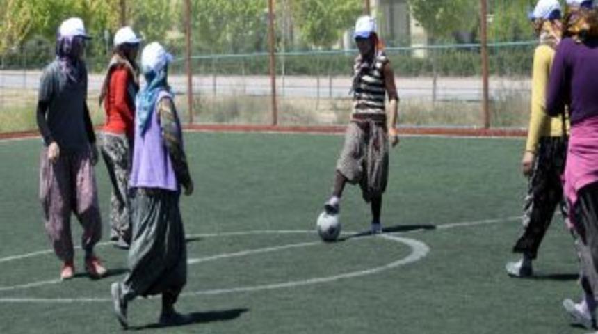 Park Ve Bah&ccedil;e Iş&ccedil;isi Bayanların Futbol Sevdası