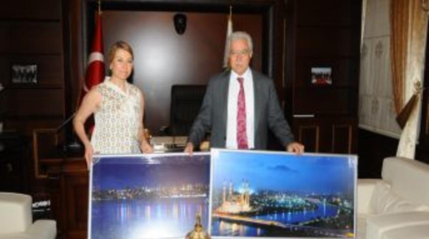 Prof. &Ouml;ğ&uuml;lener, &Ccedil;ektiği Adana'nın Gece Fotoğraflarını Belediyeye Verdi