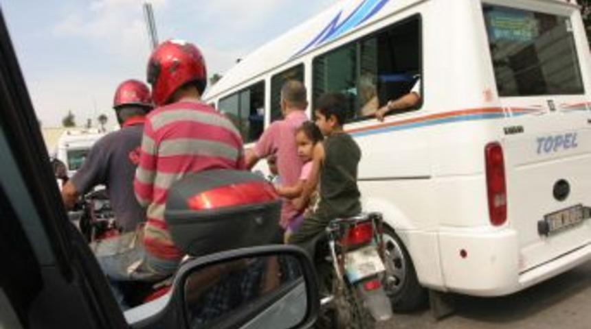 Trafik Polislerine Yakalanmamak I&ccedil;in Minib&uuml;s&uuml;n Arkasına Saklandı