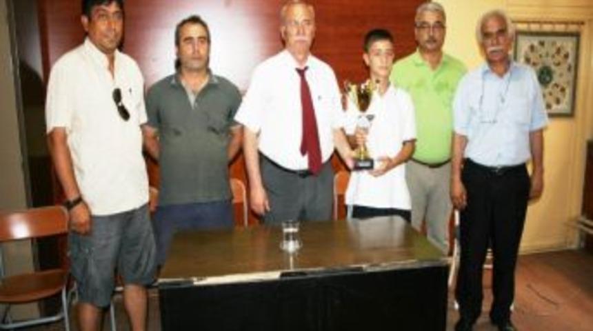 Burhaniye&rsquo;de U-13&rsquo;ler Kupalarını Aldı