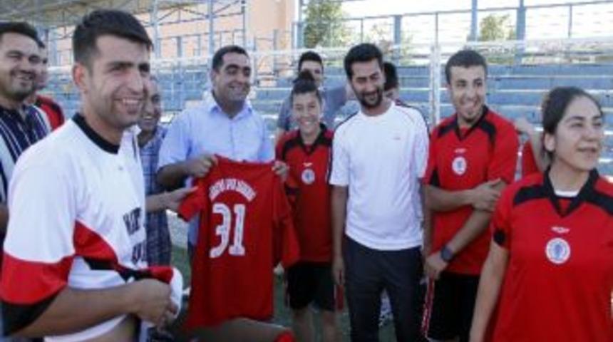 Nusaybin Polisinden Sporculara Forma Desteği