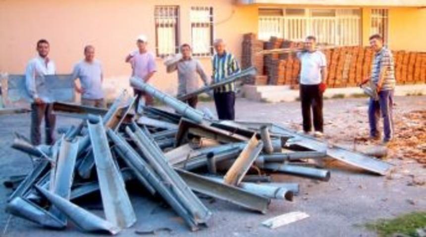 Burhaniye&rsquo;deki Eski Okulun Yıkım &Ccedil;alışmalarına &Ouml;ğretmenler De Destek Veriyor