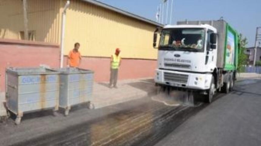 Başiskele'de &Ccedil;&ouml;p Konteynerları Dezenfekte Ediliyor