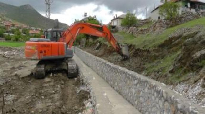 G&ouml;&ccedil;eri Beldesi&rsquo;nde Dere Taşkın Islah &Ccedil;alışmaları Başlatıldı