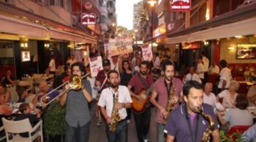 Sokaktaki Notaya Kulak Verin