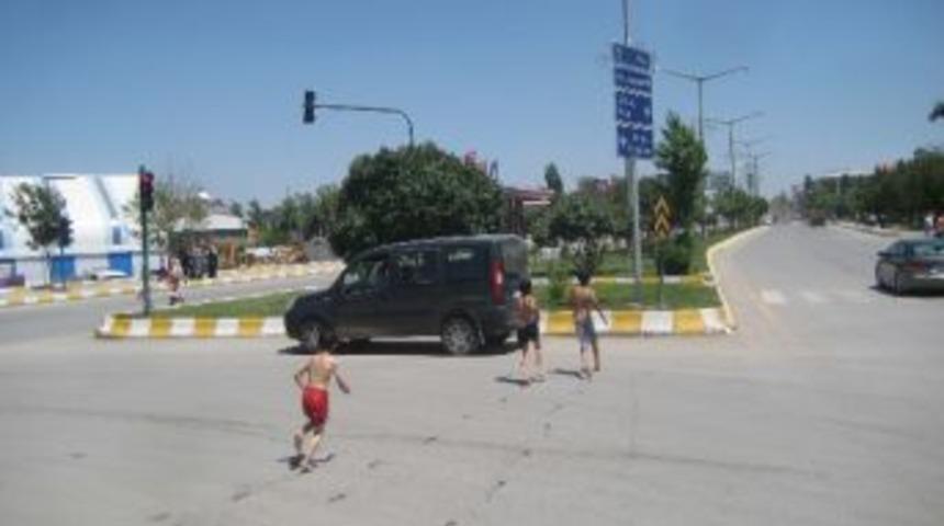 &Ccedil;ocuklar S&uuml;s Havuzunda Serinliyor