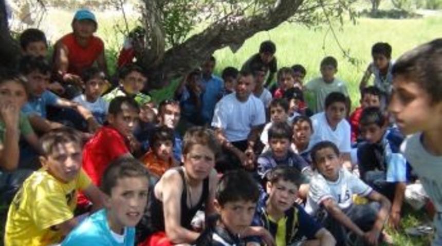 Futbol Okulu &Ouml;ğrencileri Derede Serinliyor