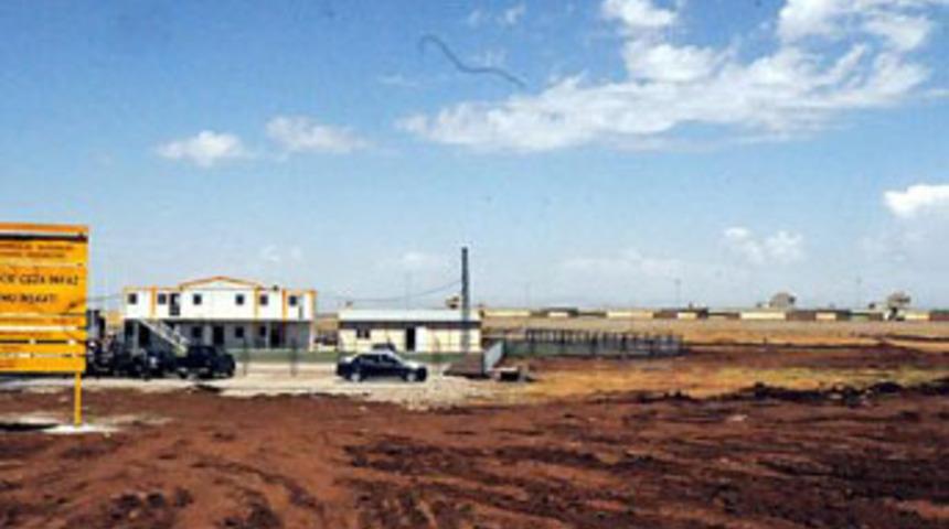 Cezaevi arazisinde Öcalan imzası