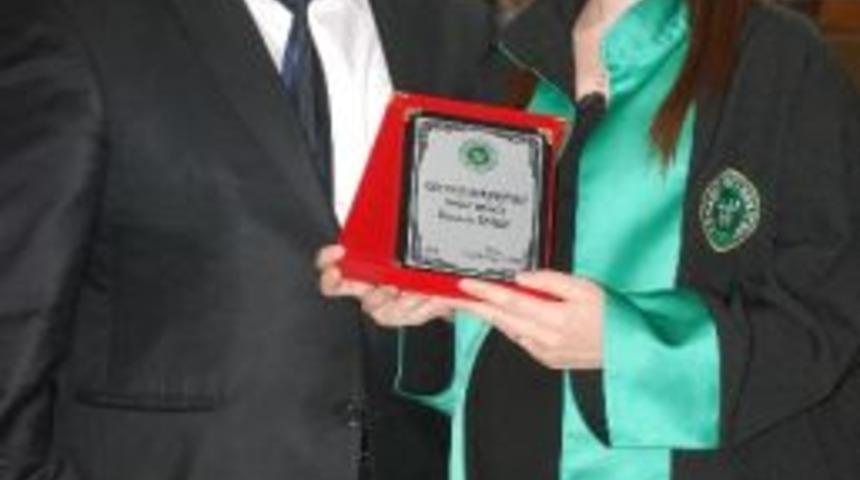 Sekiz Aylık Hamile Fak&uuml;lte Birincisi Kep Fırlattı