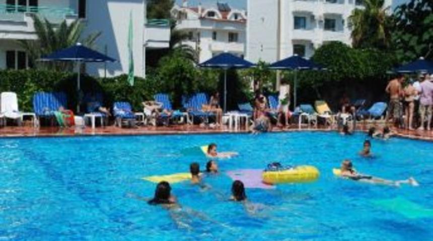 Marmaris&rsquo;te Sokaklar Boşaldı Turistler Plaja Koştu