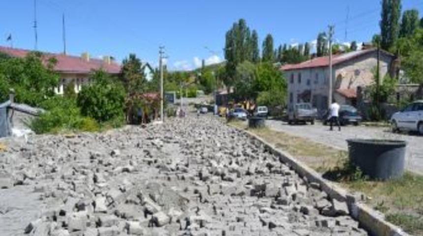 Şenkaya Belediyesi Kilitli Parke Yol Çalışmalarına Başladı