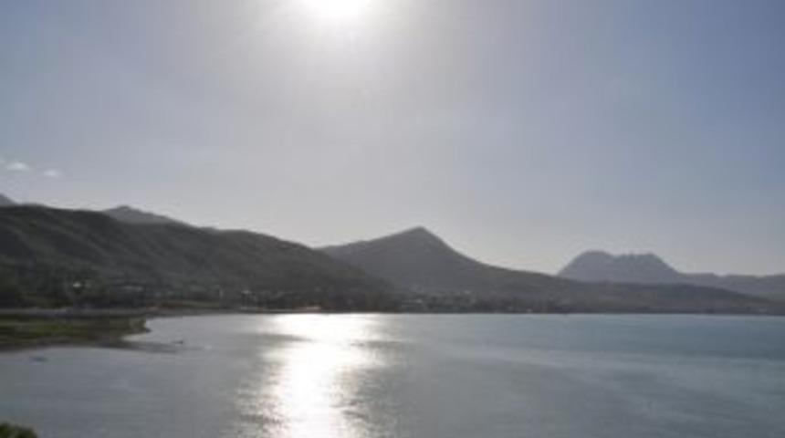 Sıcaklardan Bunalan &Ccedil;ocuklar Van G&ouml;l&uuml;&rsquo;nde Serinliyor