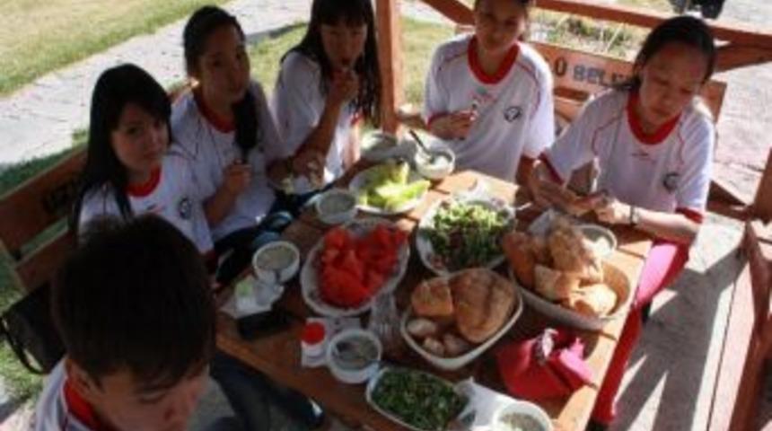 Kazak &Ouml;ğrenciler &Uuml;z&uuml;ml&uuml;&rsquo;ye Hayran Kaldı