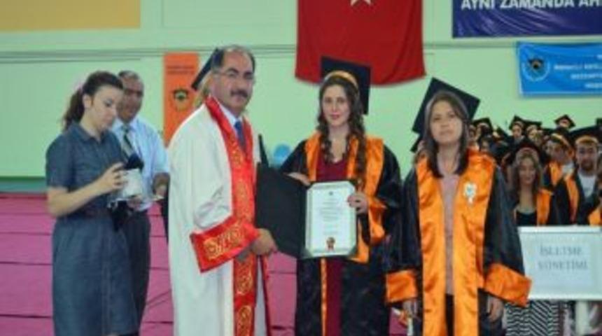 Muratlı Myo&rsquo;da Mezuniyet Coşkusu