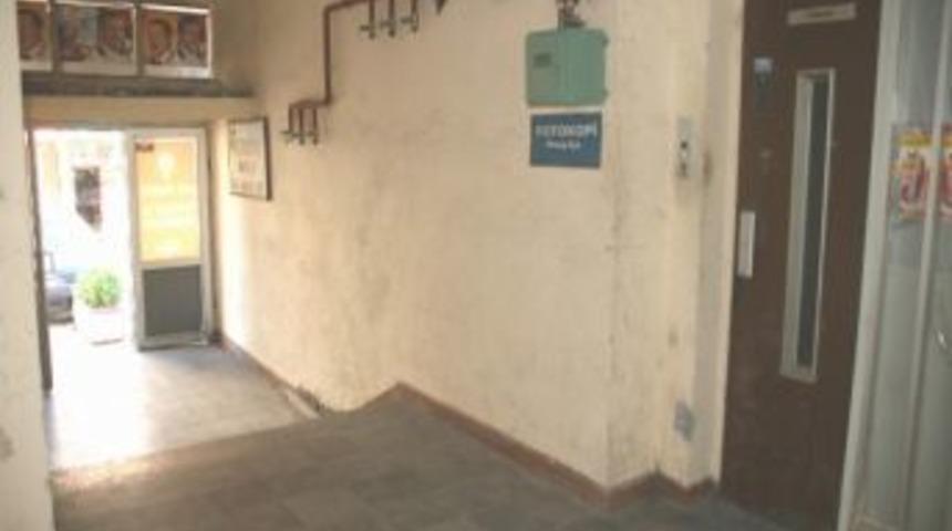 Vakıflara Ait Binanın Bozuk Olan Asans&ouml;r&uuml; Yaşlı Ve Hastalara &Ccedil;ile &Ccedil;ektiriyor