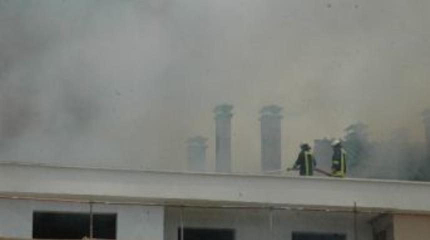 İnşaatın &Ccedil;atısında Yangın &Ccedil;ıktı