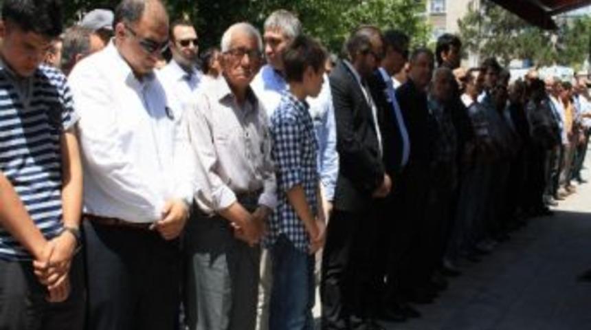 Evin &Uuml;st&uuml;ne D&uuml;şen Tır'ın Şof&ouml;r&uuml; Defnedildi