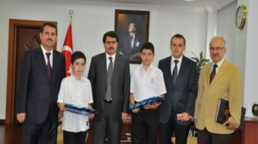 Vali Şahin'den, Kompozisyon Yarışmasında Dereceye Giren &Ouml;ğrencilere &Ouml;d&uuml;l