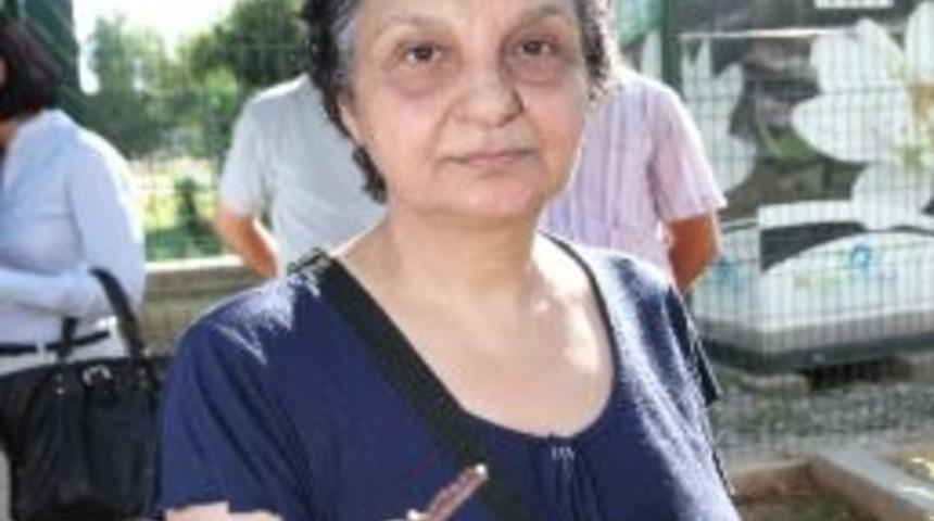 Sahipsiz Hayvanlara Yem Ve Su Veriliyor