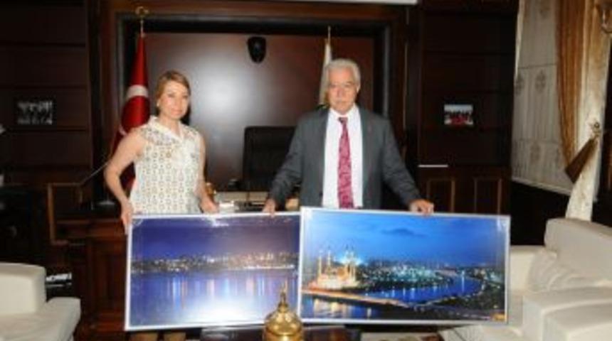 &Ccedil;ektiği Adana fotoğraflarını hediye etti