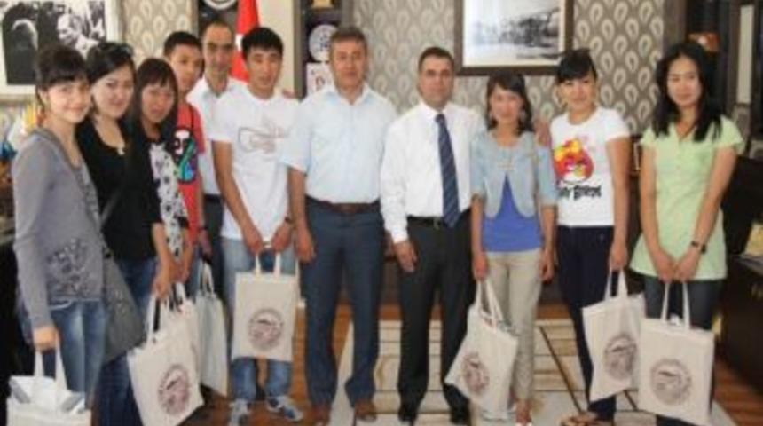 Kırgız &Ouml;ğrencilerden Başkan Aksoy'a Ziyaret