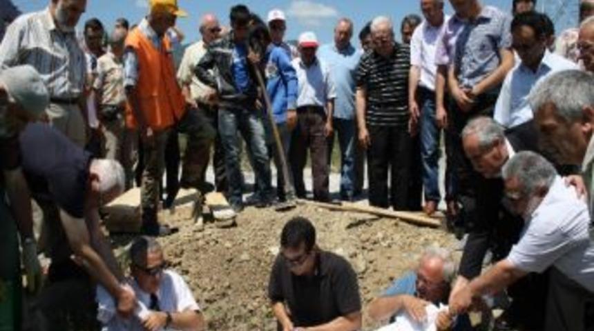 Emekli Tümgeneral Özkasnak’ın Annesi Toprağa Verildi