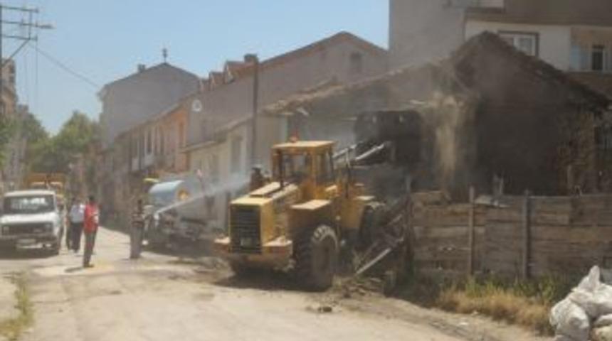 İneg&ouml;l Belediyesi Ulaşımı Engelleyen Binaları Yıktı