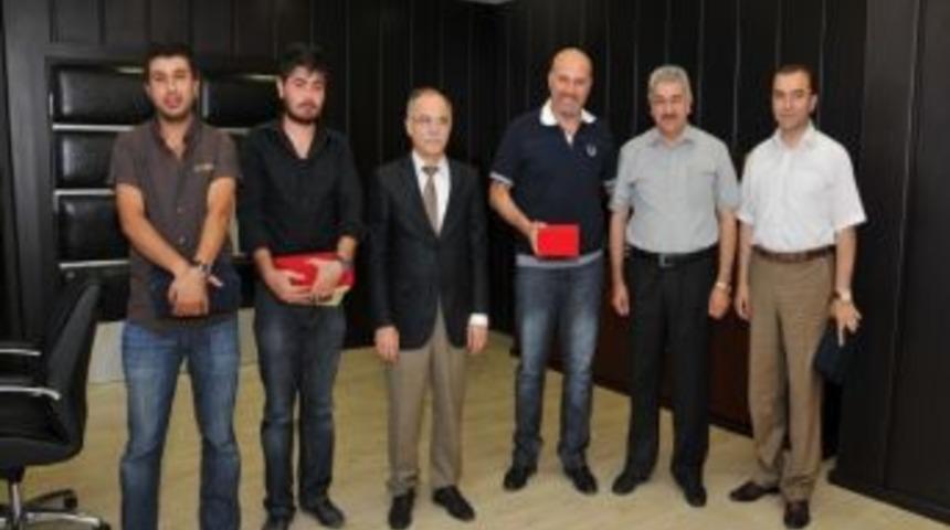 Rekt&ouml;r Akan&rsquo;dan Om&uuml; Gen&ccedil;lik Kul&uuml;b&uuml;&rsquo;ne Teşekk&uuml;r Plaketi