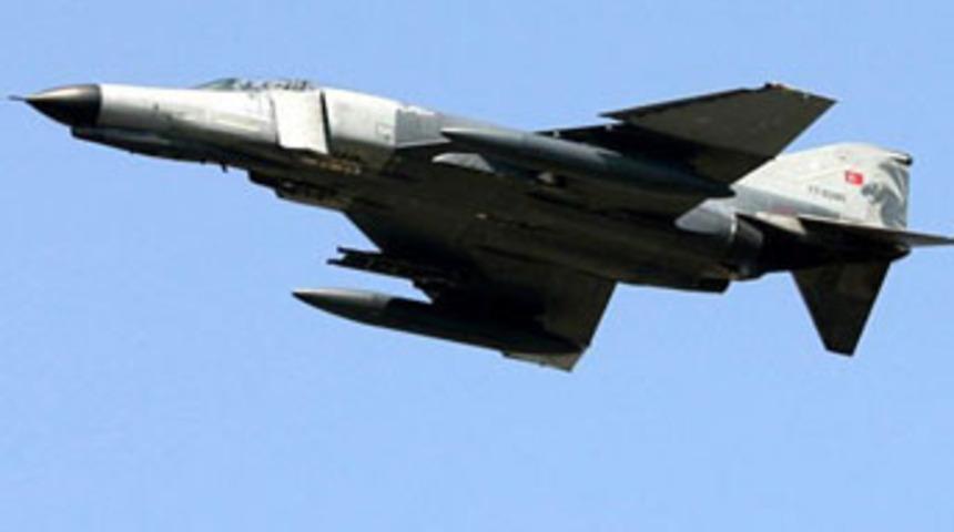 T&uuml;rk savaş u&ccedil;ağı denize d&uuml;şt&uuml;