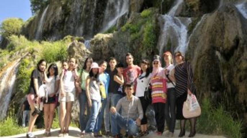 Kazak &Ouml;ğrenciler Girlevik Şelalesi'ne Hayran Kaldı