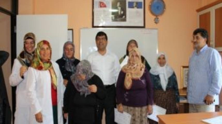 Okuma-yazma İle Kur&rsquo;an Kurslarını Bitiren Kursiyerlere Belgeleri Verildi