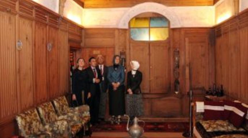 Hayr&uuml;nnisa G&uuml;l, Talas&rsquo;ta Restore Edilen Konakları Gezdi