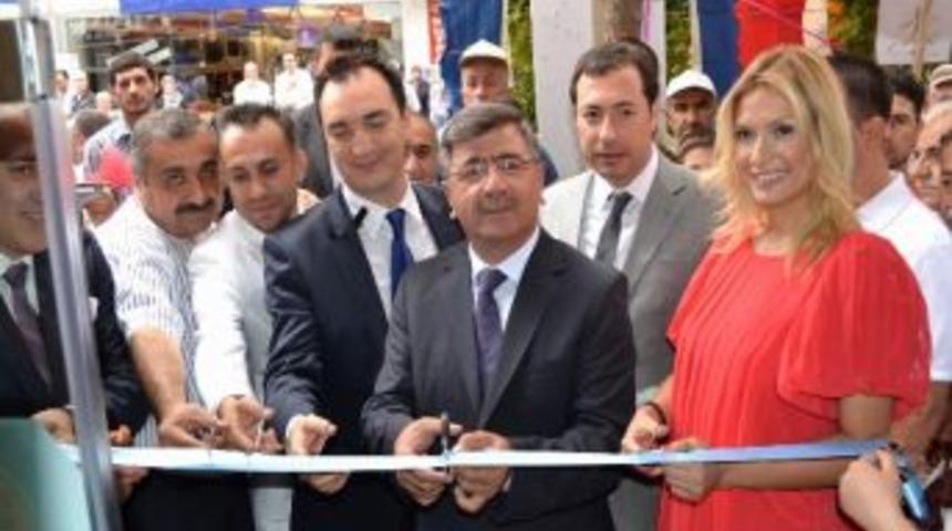 Manken Tuğba Altıntop Niğde’de Açılışa Katıldı