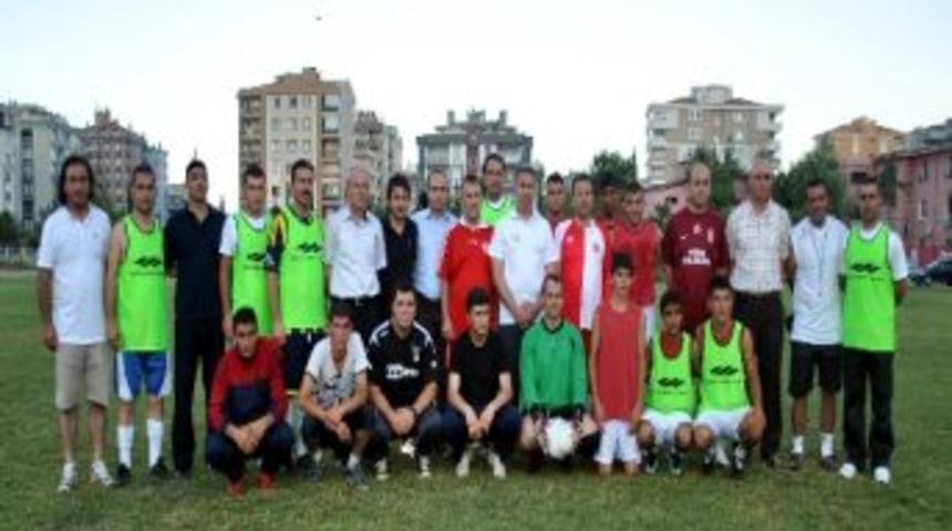 Protokol, Yurt &Ouml;ğrencileri İle Ma&ccedil; Yaptı