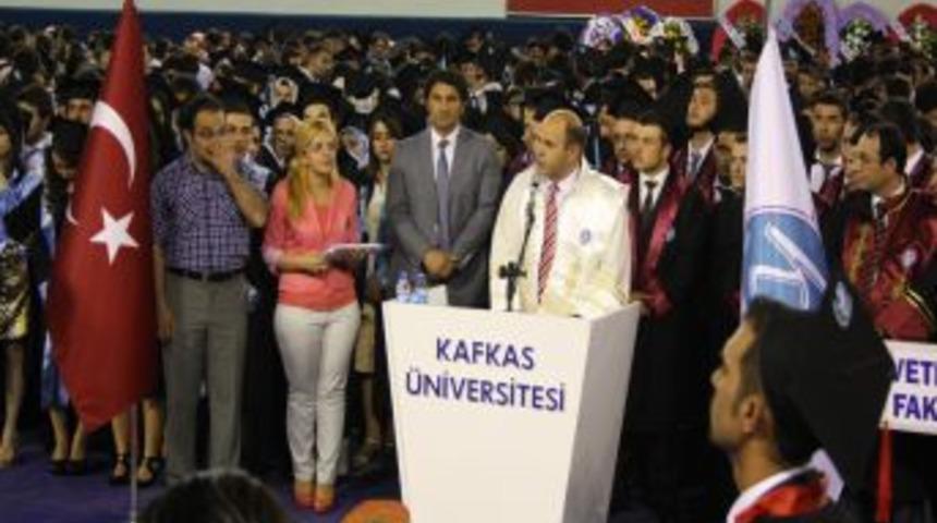 KA&Uuml;&rsquo;de 2 Bin 500 &Ouml;ğrenci Mezuniyet Coşkusunu Keplerini Havaya Atarak Kutladı