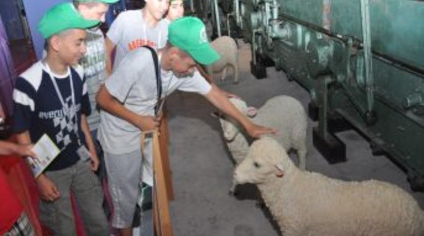 &Uuml;sk&uuml;pl&uuml; Gen&ccedil;ler Bursalı Akranlarının Misafiri Oldu