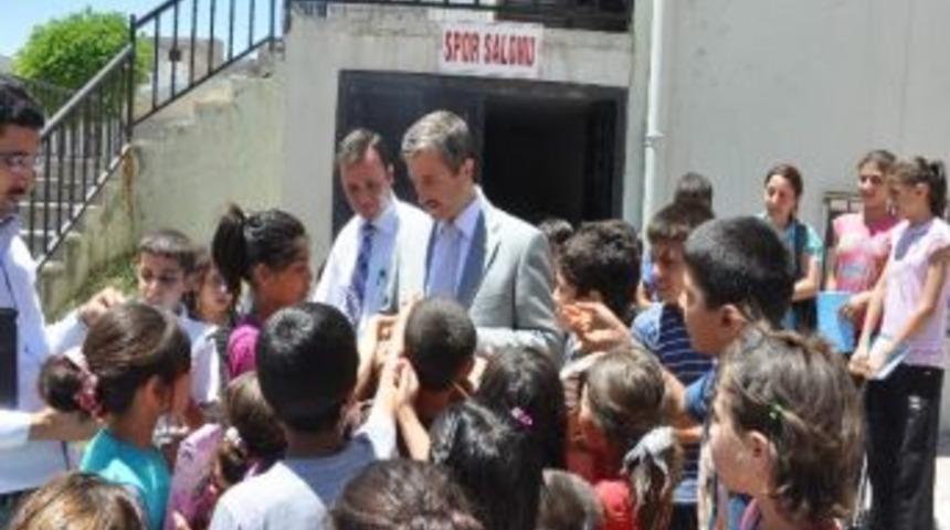Başkan Tahmazoğlu &Ccedil;ocukları Sevindirdi