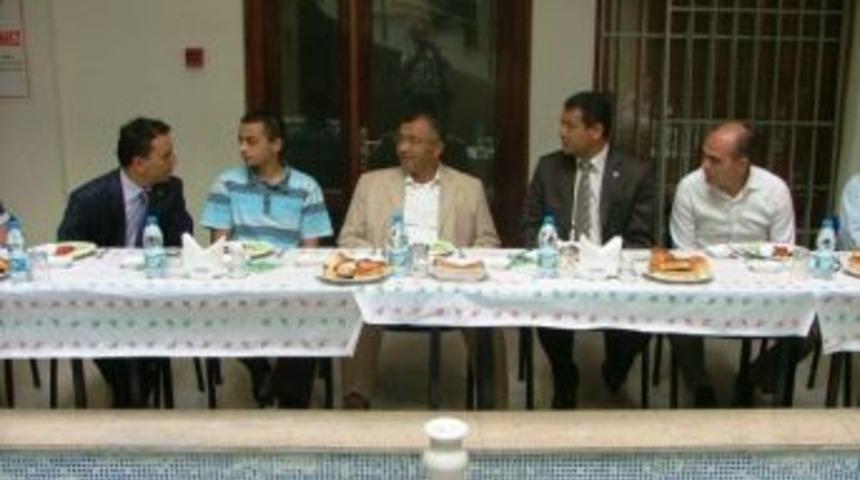 Vali Kenan &Ccedil;ift&ccedil;i, Esnaflarla Buluştu