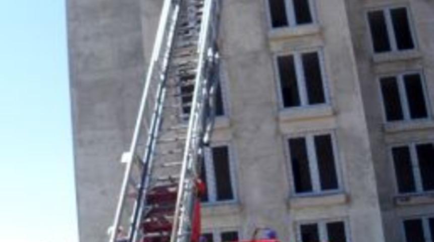 Gurbet&ccedil;i Vatandaşlar Merzifon Belediyesi'ne Itfaiye Aracı Hediye Etti