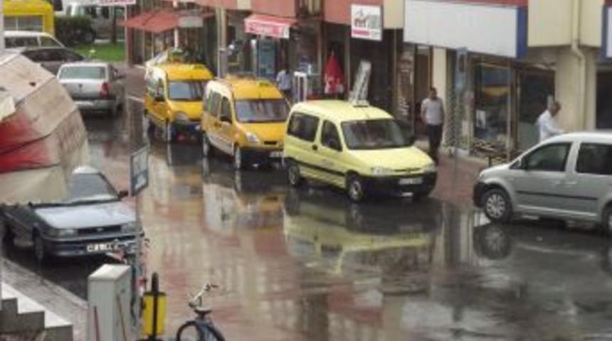 Kavurucu Sıcaklardan Bunalan Karapınarlılar Yağmurla Serinledi