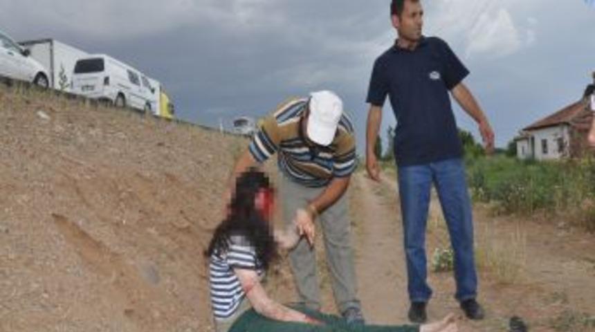 İ&ccedil;erisinde &Uuml;&ccedil; Kişinin Bulunduğu Otomobil, Yol Kenarındaki Bah&ccedil;eye U&ccedil;tu