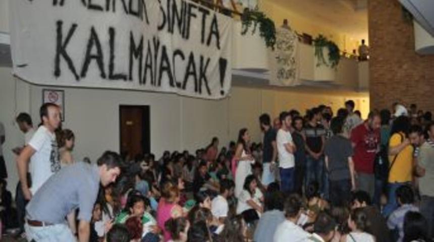 &Uuml;niversite &Ouml;ğrencileri Anadolu &Uuml;niversitesi Rekt&ouml;rl&uuml;ğ&uuml;'n&uuml; Bastı