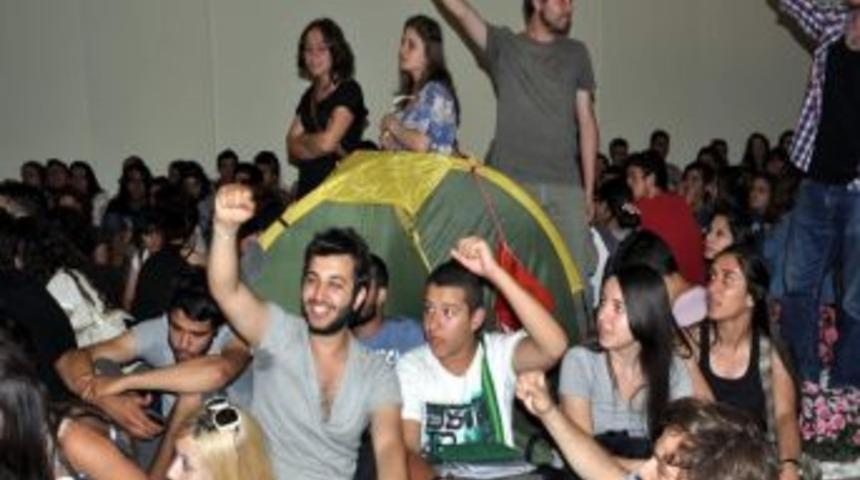 Rekt&ouml;rl&uuml;k Binasını İşgal Eden &Ouml;ğrenciler, Eylemlerine Son Verdi