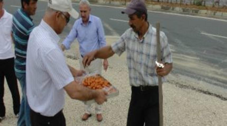Ak&ccedil;akoca&rsquo;da Asfaltsız K&ouml;y Yolu Kalmayacak