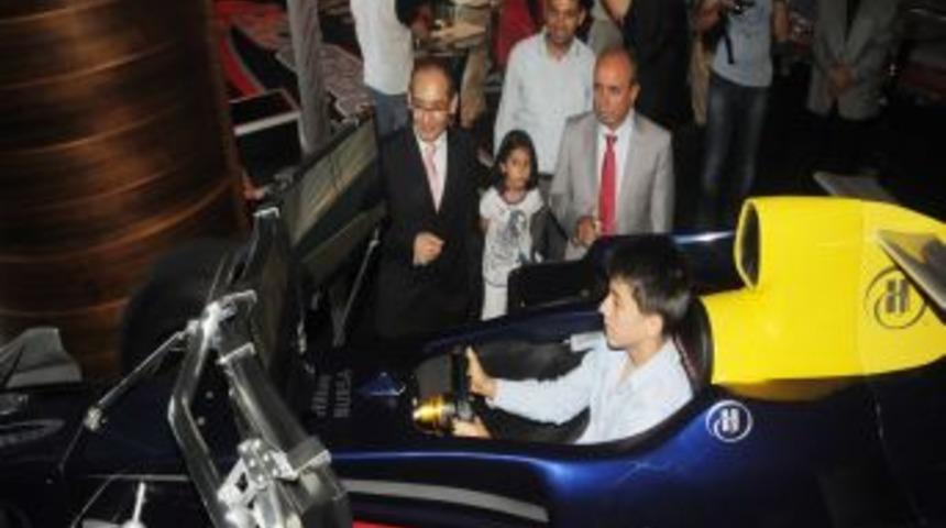 Polis, Sokakta &Ccedil;alışan &Ccedil;ocukları Hilton&rsquo;da Ağırladı