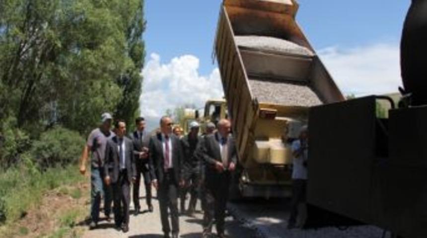 Vali İpek, Asfaltlama &Ccedil;alışmalarını İnceledi