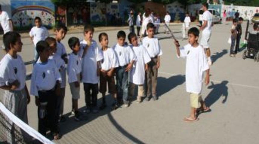 Hayatlarında Ilk Kez Ellerine Raket Alıp Tenis Oynadılar