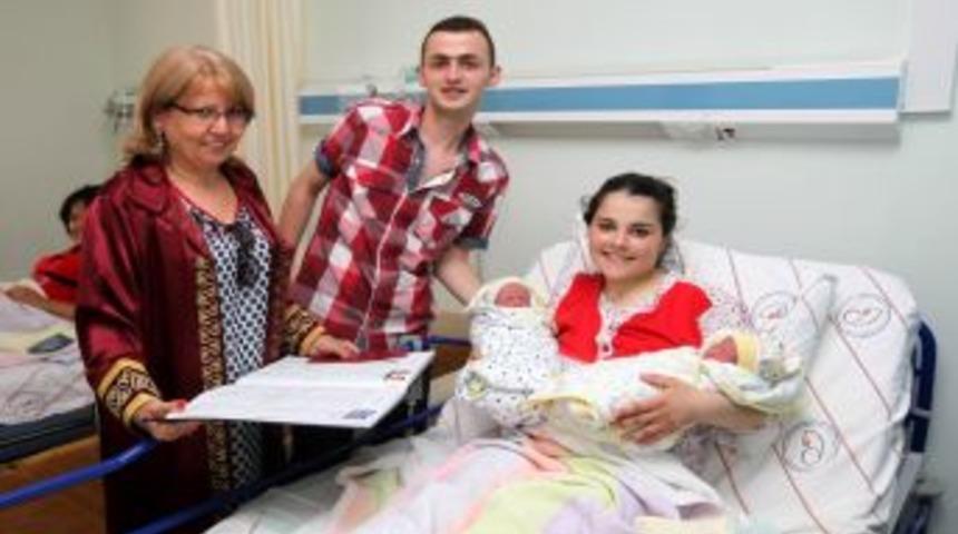 Resm&icirc; Nikahlarına Ikiz Bebekleri Şahitlik Etti